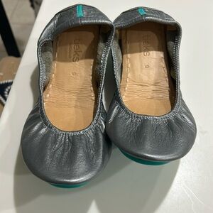 Tieks gun metal color size 9 TTS; no discoloration.